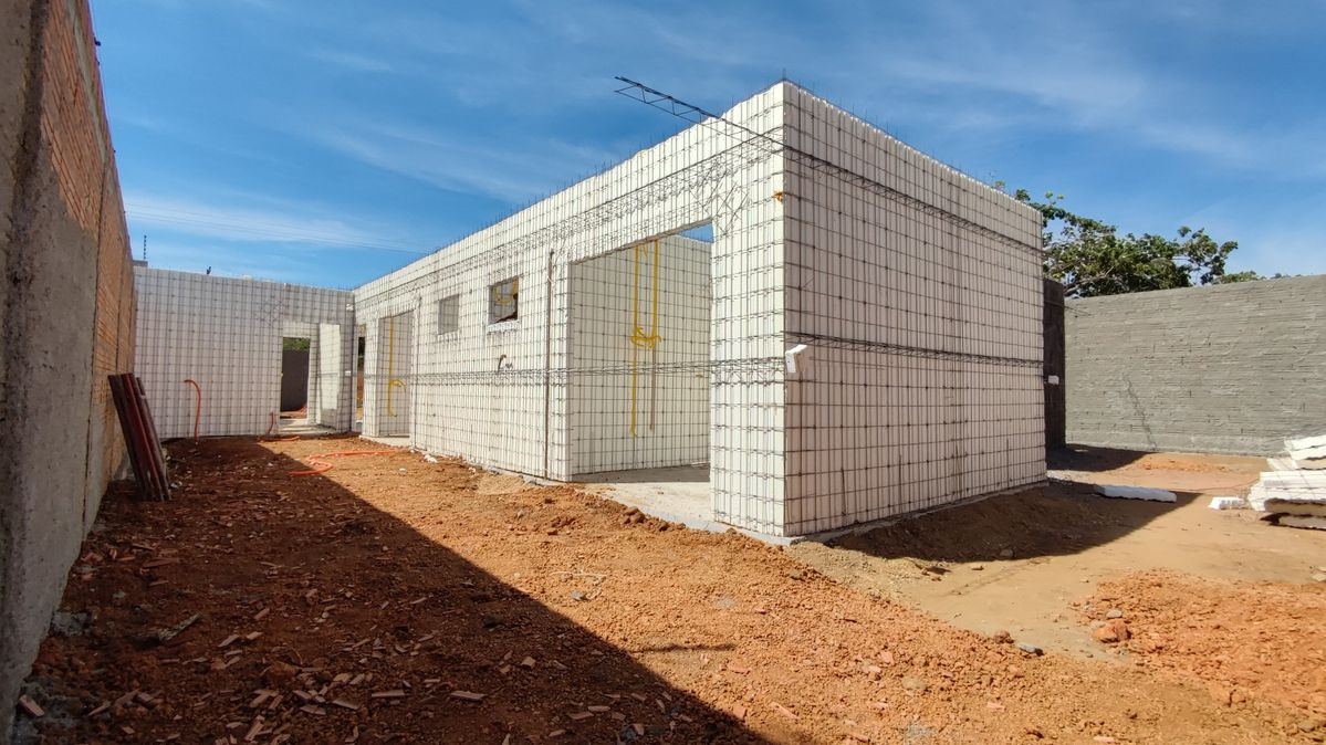 Casa em construção com sistema monolítico (isopor)
